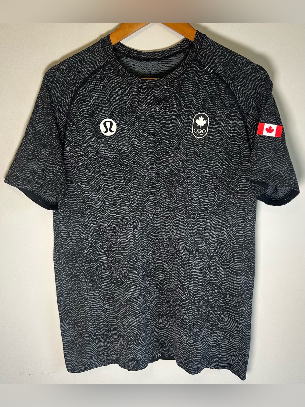 Lululemon Metal Vent Tech Team Canada Olympics COC Logo Gray Mens T-shirt Size M